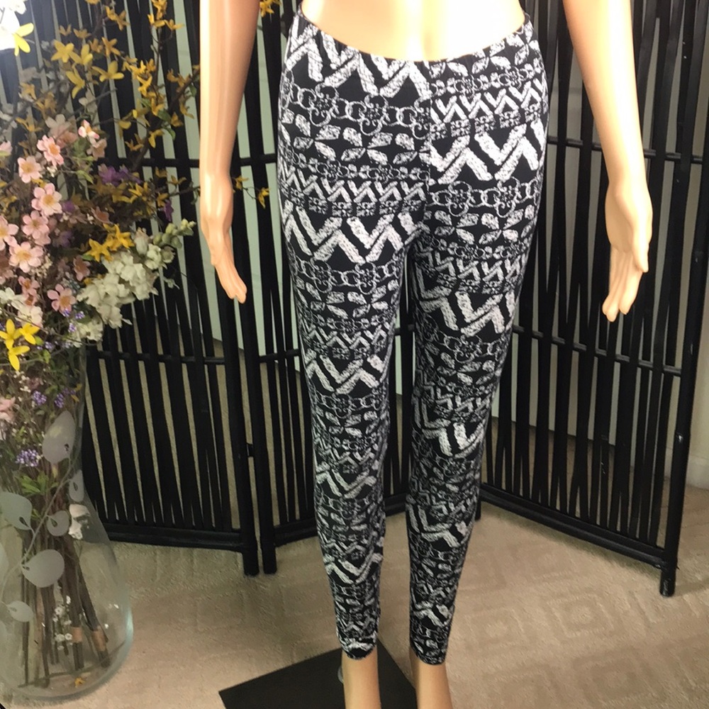 SHOSHQ Black & White Aztec Leggings One Size
